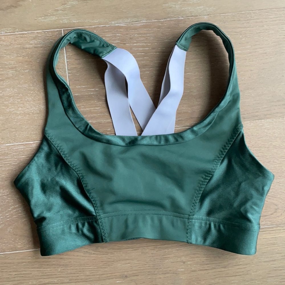 GORGEOUS REFLECTIVE EMRALD GREEN SPORTS BRA
